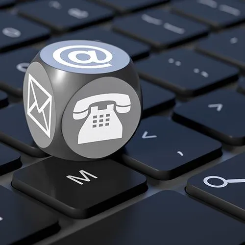 Domain und E-Mail: Würfel mit Brief-, Telefon- und At-Zeichen auf einer Tastatur